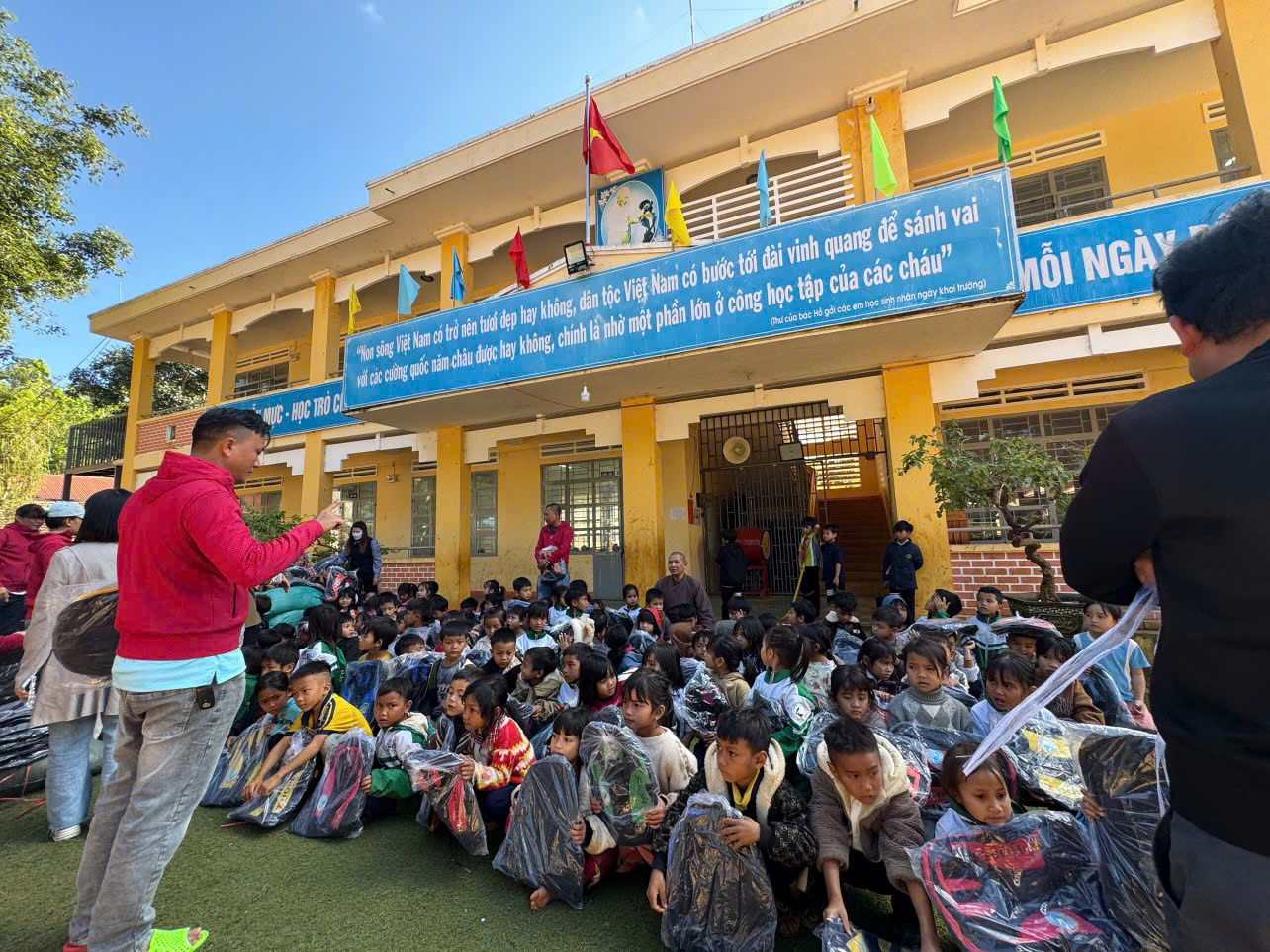 Chùa Phổ Hiền chia sẻ yêu thương đến bà con các xã Đăk Krong, Ia Chía và Ia O